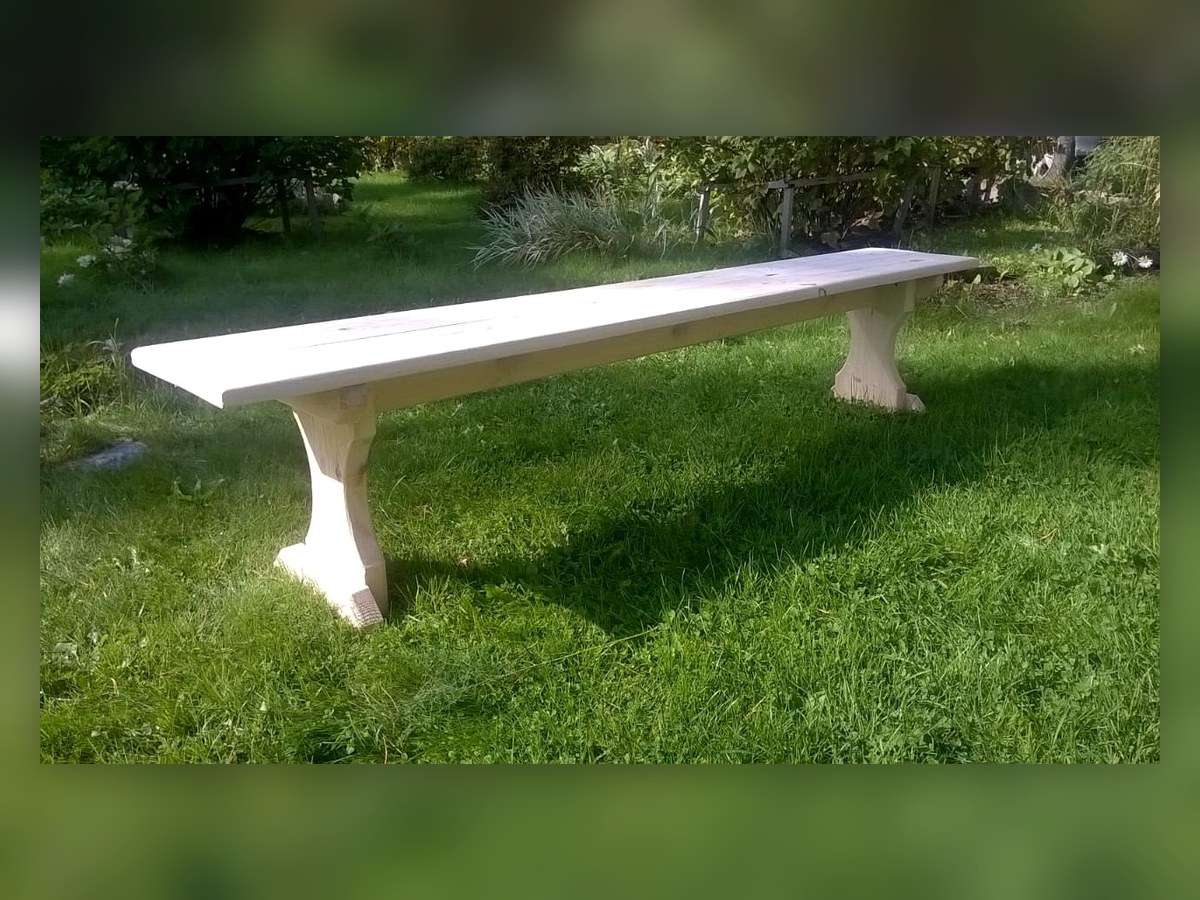 Белая скамья